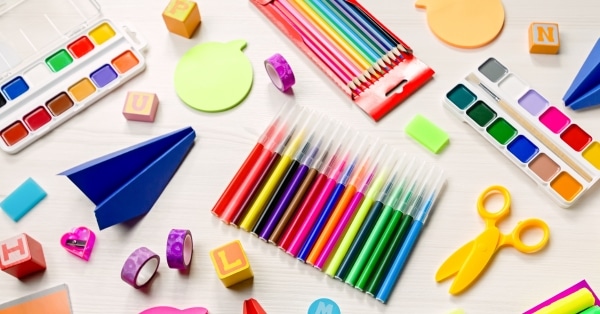 עפרונות וצבעים לבית הספר